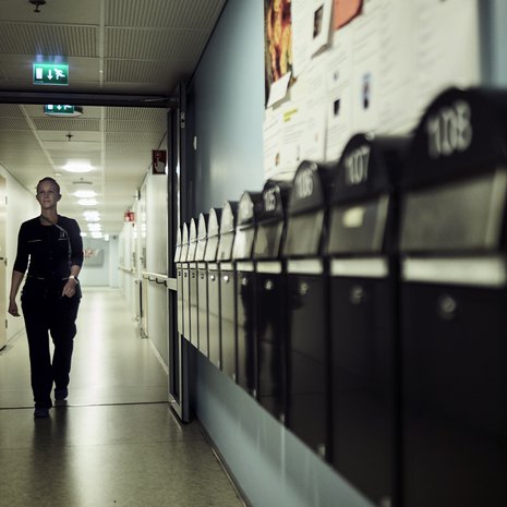 Mari Eberhardt on tehnyt viisi vuotta pelkkiä yövuoroja. Hän asuu Espoossa ja työskentelee senioritalo Hopeakotkassa Espoon Karakalliossa. Marin perheeseen kuuluvat mies ja 11-, 12-, 14- ja 16-vuotiaat lapset.