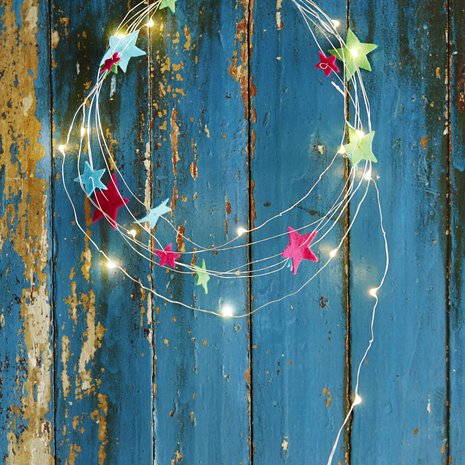 Tähtikranssi on helppo tehdä itse muutamasta tarvikkeesta.