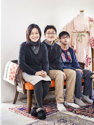 "Suurimmalla  osalla sukuni naisista on yliopistotutkinto. Se ei kuitenkaan tarkoita sitä, että he olisivat työelämässä",  Ai sanoo. Vieressä  pojat Sho ja Jun.