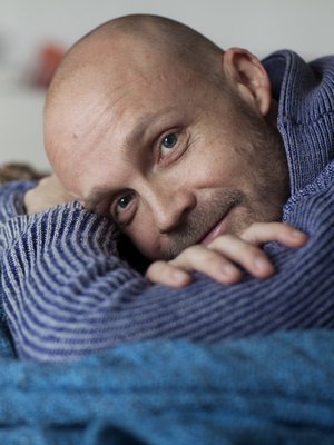 Laulaja ja lauluntekijä Juha Tapio asuu Tuusulassa vaimonsa ja kahden poikansa kanssa. Hän on onnellinen valmistaessaan perheelleen ruokaa.