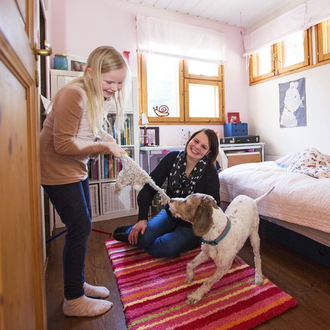 Maria Juntunen muutti tähän huoneeseen 30 vuotta sitten. Nyt siinä asuu hänen esikoisensa Miisa. Sulo-koira viihtyy siellä missä Miisakin.