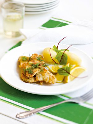 Tarvitset keittiösakset, fileerausveitsen, kalapiikin- ja pihdit sekä paistinpannun.