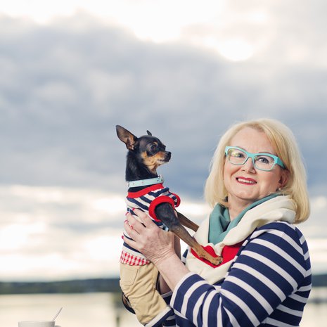 Kauneusalan yrittäjä Sirkka Aitala, 59, ja venäjäntoyterrieri Manu, 4, Lahdesta.
