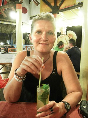 Pisin aika, jonka Anneli Husso on ollut reissaamatta, oli 12 kuukautta. Varaderon rantaravintolassa hän nautti aidon kuubalaisen mojiton.