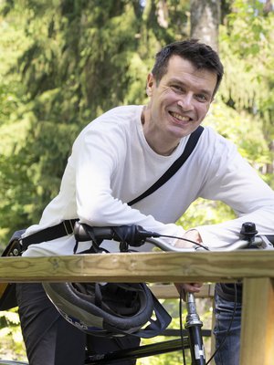 Helsinkiläinen Esa Ruotsalainen sai itse tukea nuorena ja haluaa nyt tukihenkilönä laittaa hyvän kiertämään. ”En voi muuttua oman ikäiseksi ystäväksi, mutta voin olla ihminen, joka kuulee nuoren tuskan.”