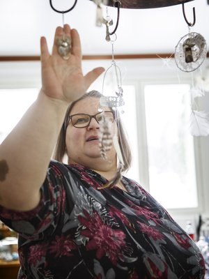 Mervi on aivosyövän takia joutunut luopumaan työstään ja hänelle mieleisestä autoilusta. ”Lusikkakorujen tekemisestä on tullut minulle pelastusrengas.”