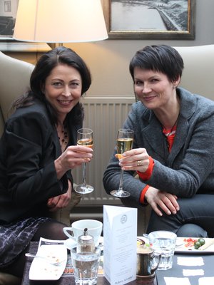 Kuvassa Riikka (vas.) ja Salla skoolaavat kirjanjulkistamistilaisuudessa vuonna 2012 . Viime vuonna he lupasivat kohottaa samppanjamaljat sitten, kun Riikka on terve. 