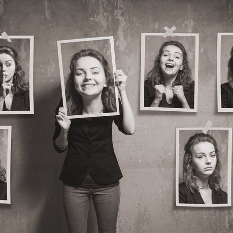 Huijarisyndroomasta kärsivä kuvittelee, että on jotenkin vain vahingossa onnistunut huijaamaan muut uskomaan omiin taitoihinsa. Hän pelkää paljastuvansa eikä osaa enää nauttia työstään.