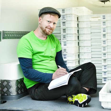 Sami Minkkinen, 39, asuu Tampereella ja ajaa työkseen autoa. Koulutukseltaan hän on kokki. Hänen perheeseensä kuuluvat vaimo ja kahdeksanvuotias tytär edellisestä liitosta. "Ilahdun onnistuessani sohaisemaan vanhoja käsityksiä sukupuolirooleista. Ei miehen tarvitse osata korjata autoa.” 