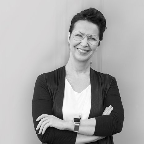 Aikuiset haluavat lapsista nopeasti isoja, osaavia ja menestyviä, Liisa Lohilahti sanoo.