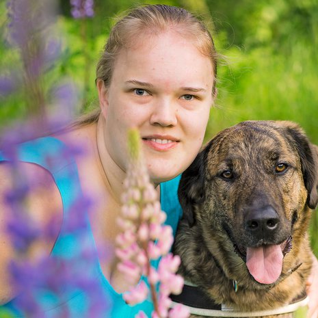 26-vuotias Anni on hieroja ja asuu Ruokolahdella. Hän harrastaa laulamista. Annin apurina on opaskoira Robis. 