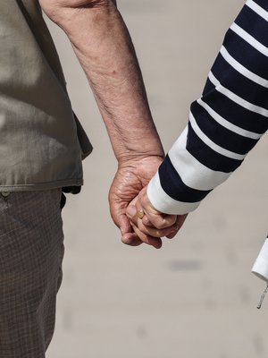 Äidin uusi mies nosti aikuisen tyttären karvat pystyyn. Kuvituskuva.