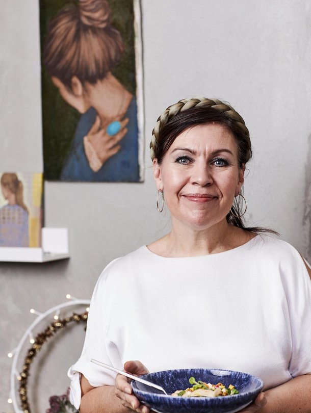 Anna Hanski panostaa ruuan esillepanoon, vaikka kokkaisi vain itselleen.