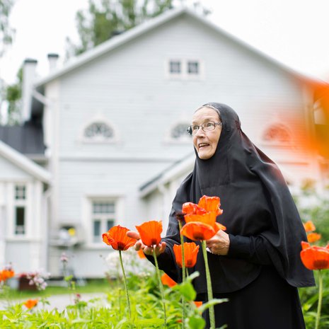 Luostarin yhteydessä on kautta aikojen ollut puutarhoja ja yrttimaita. Nunna Nektaria on saanut Lintulan yrttitarhan kukoistamaan.
