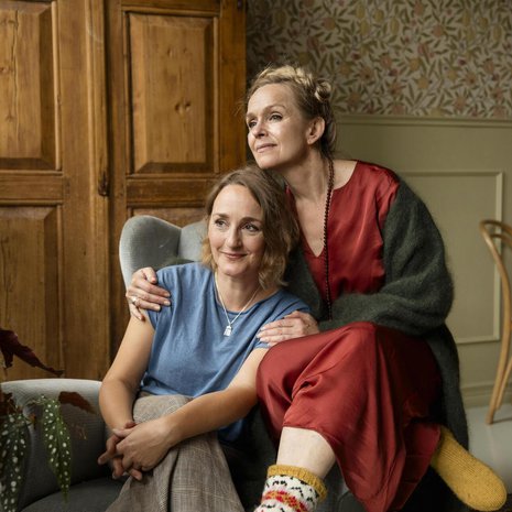 Sanna Stellan ja Anu Sinisalo tutustuivat kunnolla vasta vuosi sitten yhteisen työn merkeissä, mutta heistä tuntuu kuin he olisivat olleet ystäviä aina.