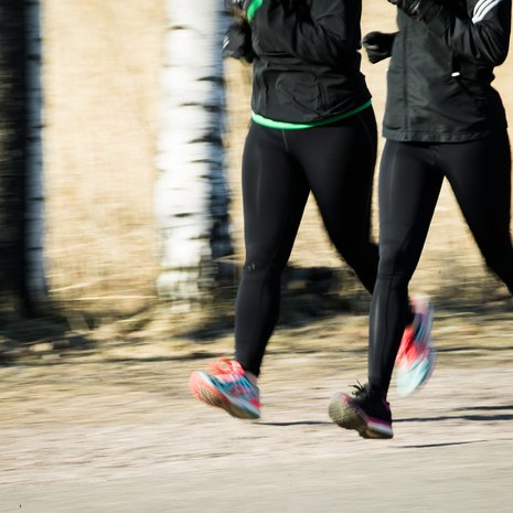 Koska lähteminen on vaikeinta, sitä ei kannata jättää pelkän oman tahdonvoiman varaan. Yhteinen lenkkiharrastus ystävän kanssa pelastaa.