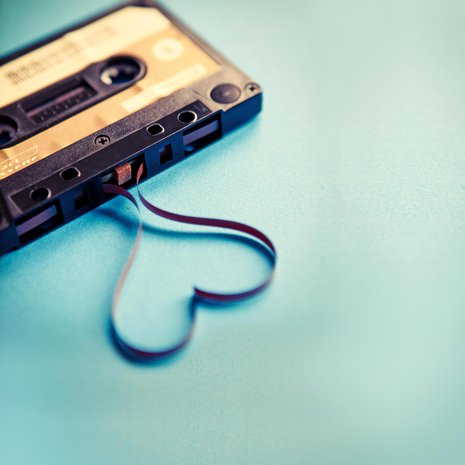 Muistatko, mihin tässä tarvittiin lyijykynää? Sen avulla mankkaan kiinni jääneen ja ulos purkautuneen nauhan sai pyöritettyä nopeasti takaisin kasettiin.