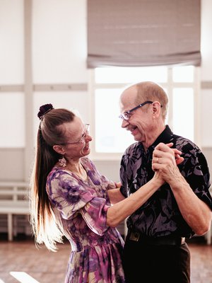 Soila asuu puolisonsa Taunon kanssa Savonlinnan lähellä miltei metsän keskellä. Yksi Soilan arjen iloista on soittaa radion lintuvisaan ja tunnistaa lintuja äänten perusteella. Hänen lempilintunsa on hömötiainen, jonka vaatimaton laulu ja terhakka olemus ilahduttavat. 
