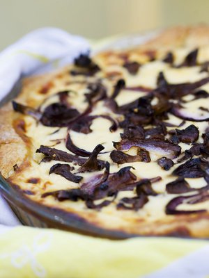 Malta hetki ennen kuin leikkaat. Vetäytynyt piirakka maistuu moninverroin paremmalta.