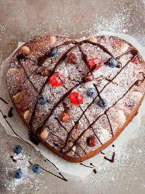 Kakun voi halutessaan kuorruttaa valkoisella, ohueksi kaulitulla sokerimassalla ja kietaista rusetin reunan ympärille. 