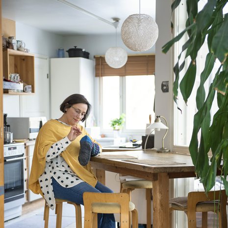 ”Sijoitettu lapsi on koko elämänsä sijoitettu lapsi. En voi irrottaa sitä itsestäni enkä tiedä, millainen olisin, jos olisin kasvanut biologisessa kodissani”, Sinikka sanoo.