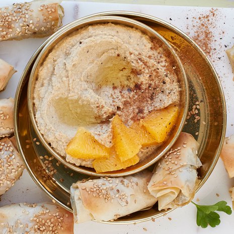 Ihanissa filorullissa maistuvat tahini, yrtit ja kasvikset. Kasta appelsiinihummukseen ja haukkaa.