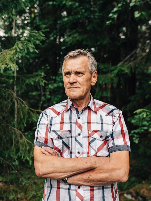  ”Aina kun yritän olla keksimättä, tulloo jotain houkuttelevaa silmiin. Pitää ehkä ummistaa silmät”, Aulis sanoo.