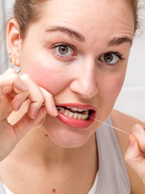 Hampaiden lankaaminen tekee hyvää muullekin terveydelle.