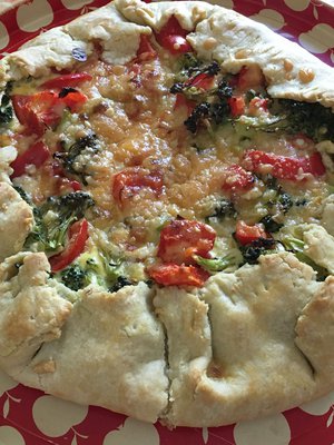 Parsakaali-paprikatäytteinen piirakka on täydellinen mökki-iltapala, koska sen voi valmistaa lounaalta jääneistä vihanneksista.