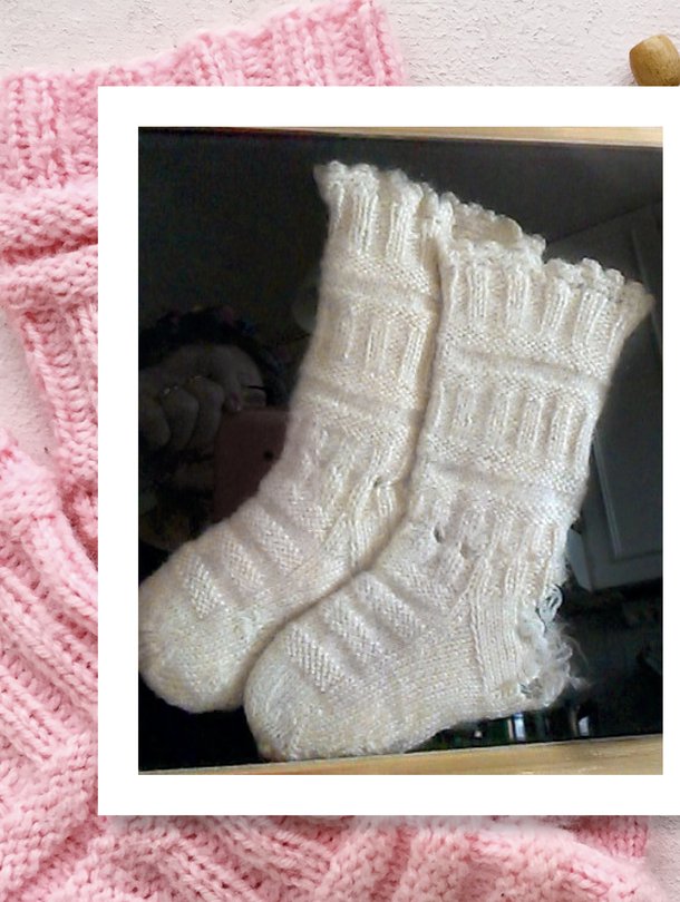 Alkuperäiset junasukat on kehystetty Terttu Latvalan olohuoneen seinälle. Käyttöön vuosikymmenien haurastuttamista sukista ei enää ole. Terttu itse on neulonut samalla ohjeella satoja sukkapareja - aina lahjaksi.