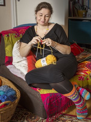 Marjutilla on neuletuoli, jonka ympärillä ovat langat ja tarvikkeet. Aikuisuuden kynnyksellä olevat tyttäret ovat oppineet, että äiti kyllä kuuntelee, vaikka koko ajan neuloisikin.