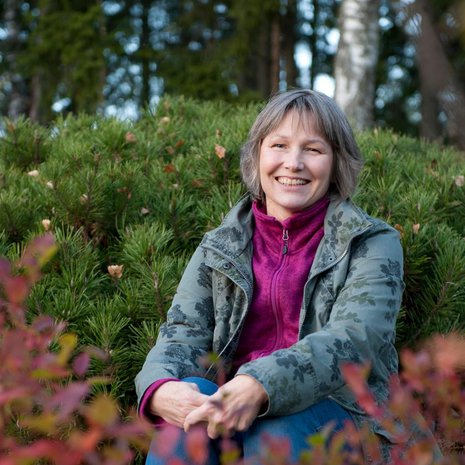 Satu Leinonen nauttii pihastaan ympäri vuoden. Kirkkaana syyspäivänä on ilo haravoida ja tyhjentää ruukkuja.