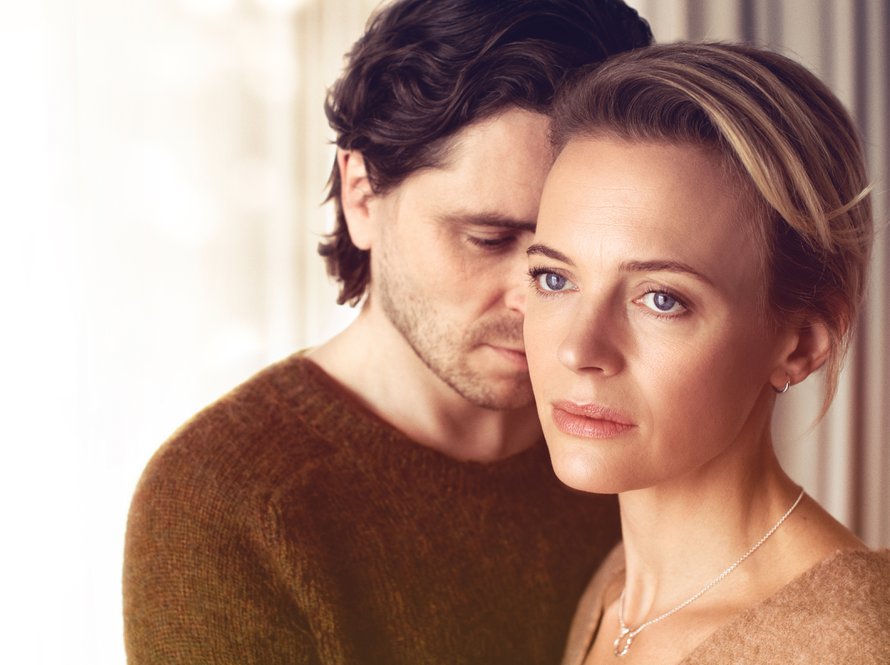 Claran (Josephine Bornebusch) ja Peterin (Sverrir Gudnason) suhdekiemurat saavat katsojan anelemaan jatkoa: tahdon tietää, miten heille loppuelämässä käy!