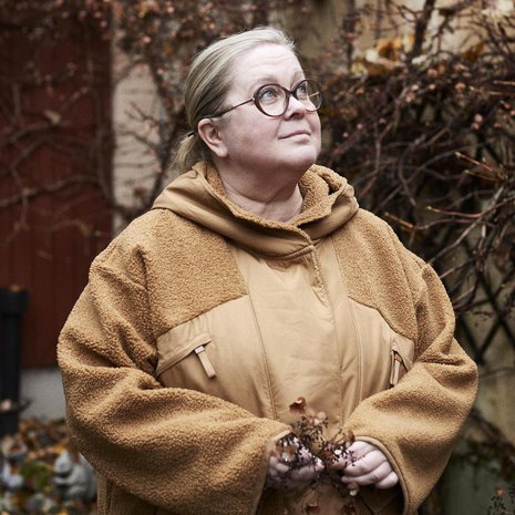 Sari Mäki hoiti muistisairaan äitinsä asioita tämän kolme viimeistä vuotta. ”Ne muistisairaat, joilla ei ole tarmokasta läheistä katsomassa, että hoito etenee, saattavat jäädä jalkoihin”, hän miettii.