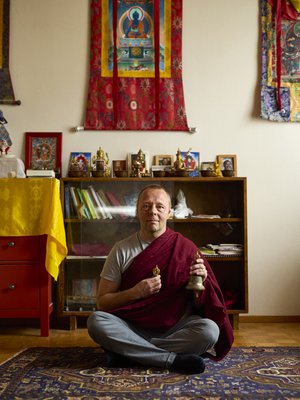 ”Usko ohjaa omaa elämääni. Tuntuu luontevalta, että nämä arvot kuuluvat juhlapuheessakin: kohtuus, hyvyys ja iloitseminen toisen puolesta”, Tiinetin buddhalainen Antti Stenbäck sanoo. Hänen kirkkonsa on Danakosha Ling.