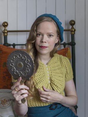 Marianne neuloi keltaisen neuleen 1930-luvun ohjeen mukaan. Röyhelö on hieman alkuperäistä pienempi. Myös hame on itse kaavoitettu ja ommeltu 1930-luvun mallin mukaan.