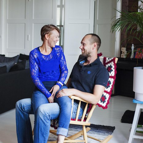 Satu ja Olli Kunnarin perheeseen kuuluvat 13-vuotias poika, 10-vuotias tyttö ja kissanpentu Milli. Olli, 36, on yksi Suomen tunnetuimmista ammattilentopalloilijoista. Kunnarit asuvat Sastamalassa kunnostamassaan vanhassa koulussa.