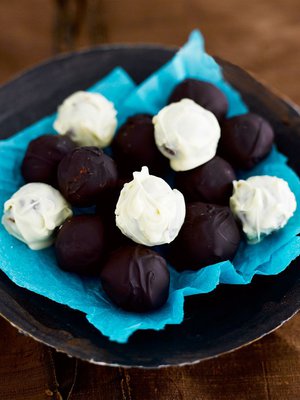 Joululahjaksi on kiva kääräistä itse tehtyjä suklaapalleroita.