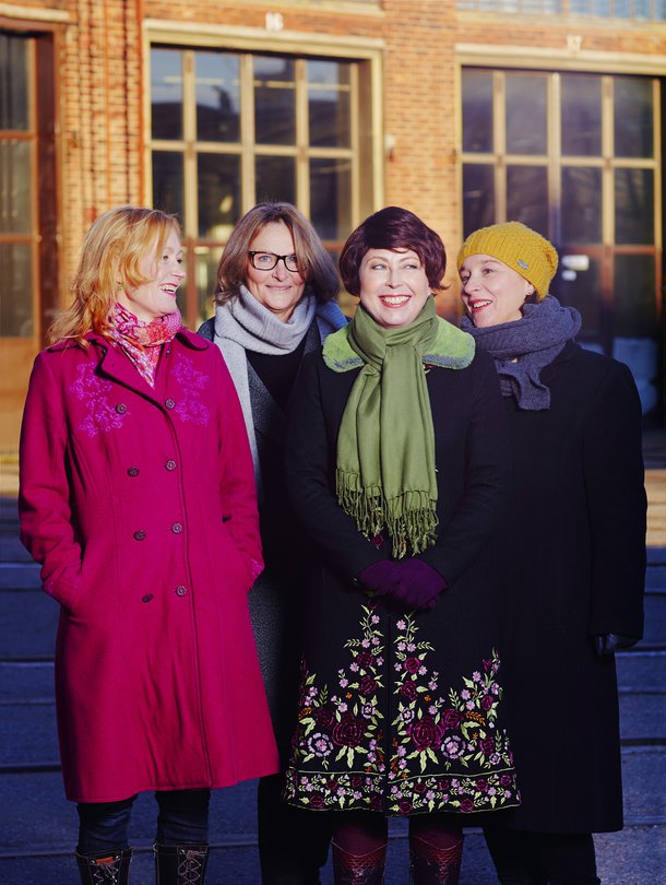 Riikka (toinen oikealta) ja tukijoukot: Kirsti Kuosmanen (vas.), Katri Koski ja Mira Selander.