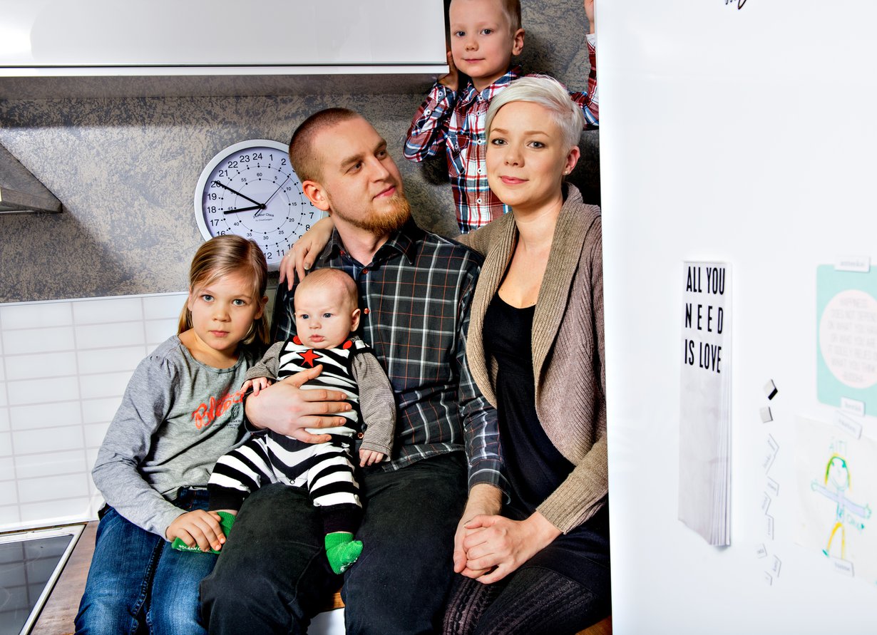 ”Markon mielestä lapseni olivat bonus ja hieno juttu. Se tuntui hyvältä”, Suvi sanoo. Perheeseen kuuluvat kaksikuukautinen Onni sekä Suvin lapset Nida, 8, ja Noel, 5.