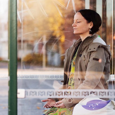 Sielunhoidon tuntiopettaja ja Mindfulness-ohjaaja Miia Moisio asuu Helsingissä 7- ja 10-vuotiaiden poikiensa kanssa. Erityisherkkyytensä takia hän tarvitsee hiljaisuutta ja yksin olemista voidakseen hyvin. Miia ohjaa hiljaisuuden retriittejä ja kirjoittaa kolumneja Hidasta elämää -sivustolla.