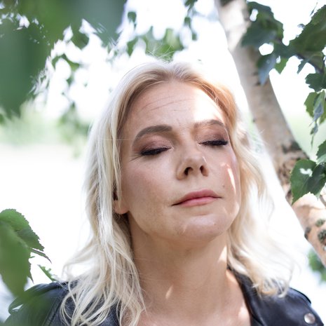 Janiina on kirjoittanut kirjan tyttärestään, jonka nuoruuteen kuului itsetuhoisuutta, päihteitä ja karkailua. ”Toivon, että kirja kiinnittäisi huomion lasten kohtaamaan vääryyteen ja vaikuttaisi asioiden korjaamiseen.”