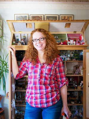 Nukkekoti ei ole vain äidin juttu, vaan siihen saa koskea koko perhe. Poikia kiinnostavat pienoismallit ja neljävuotias tytär oli apurina, kun Maria teki Väinölän vuosi -kirjaa.