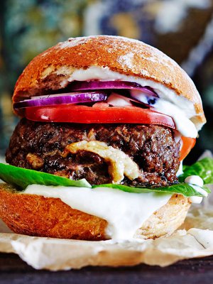 Mehevä syysburgeri syntyy savujuustolla täytetyistä hirvipihveistä ja raikkaasta piparjuurikastikkeesta.