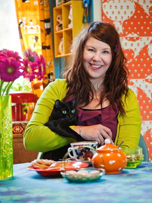 Karitan syliin kipusi Nuppu, kahdesta karvajalasta rohkeampi. Aiemmin Karita piti 1950-luvun tyylistä, nyt puraisevat 1960- ja 70-luvun kuosit, kalusteet ja vaatteet.