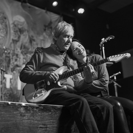 ”Kun soitamme isän kanssa yhdessä, ilmassa on taikaa. Soittaminen on erilaista kuin kenenkään muun kanssa, yhteys on ainutlaatuinen”, maailman parhaisiin lukeutuva blueskitaristi Erja Lyytinen sanoo.