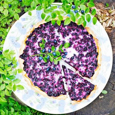 Torille tai metsään mustikkaa hakemaan! Mustikkaherkut kahvipöydässä tekevät kesän.