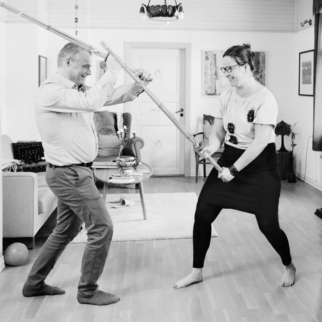 Rosa on harrastanut Arin kanssa kendoa. Se on japanilaiseen miekkailuun pohjautuva kamppailulaji.