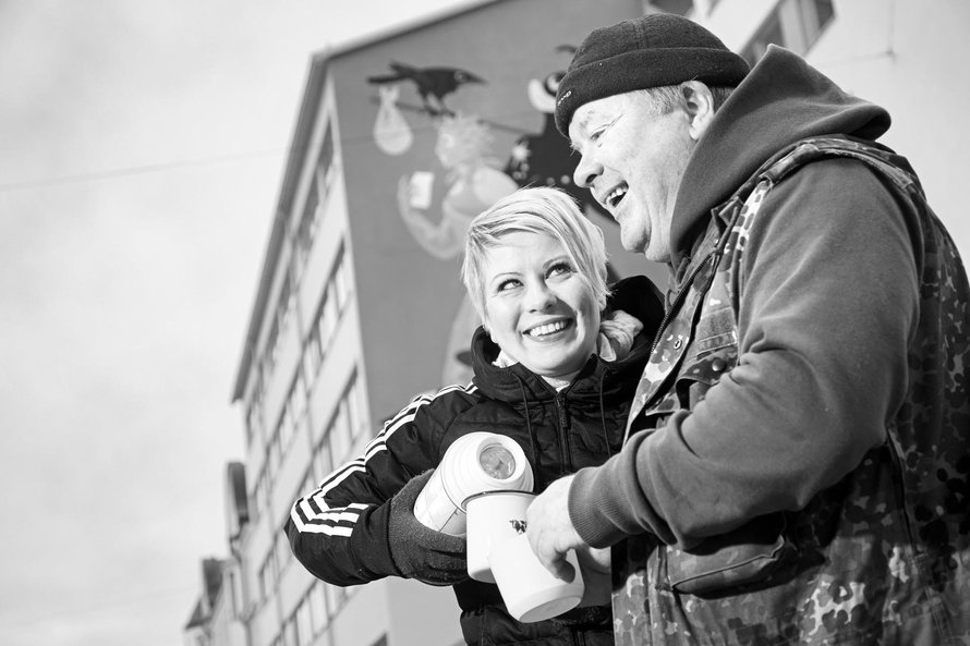 Kun avustustyötä tehdään ulkona, on syytä pysyä lämpimänä. Sini tarjoaa Heikki-isälleen kahvit Helsingin Kalliossa.