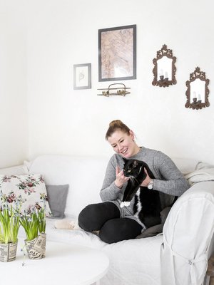 Pate sallii Paulan helliä itseään olohuoneen sohvalla. Maalla kasvanut Paula oli haaveillut jonain päivänä asuvansa juuri tällaisessa kodissa.